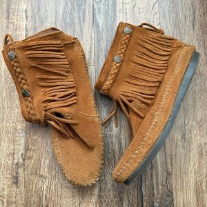 Minnetonka Tan Fringe Leather Moccasin Flats Boots Slippers Shoes